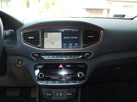 A 2016-os modell kisebb érintőképernyője és hagyományos gombjai