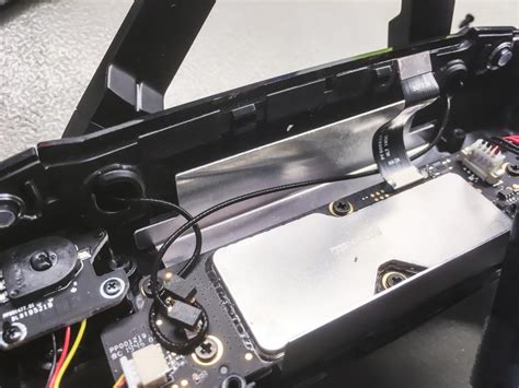 A gyári antennákat le kellett csatlakoztatni, és ezután óvatosan kipattintottam a helyükről őket.