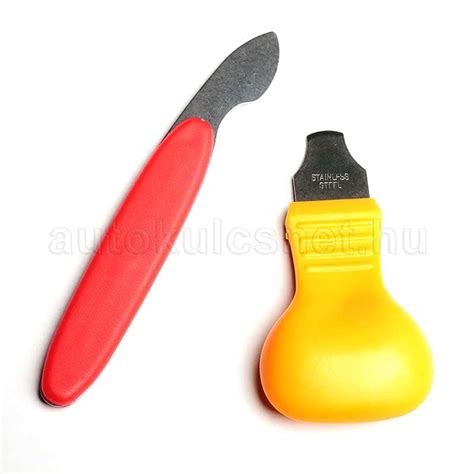 A lendkerékrögzítő szerszám behelyezése