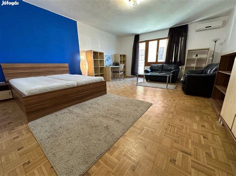 A motortér tágas, nem túlzsúfolt