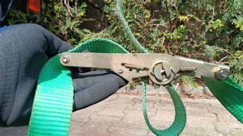 A szíj helyes befűzése