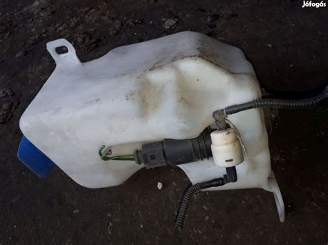 Ablakmosó tartály az autóban