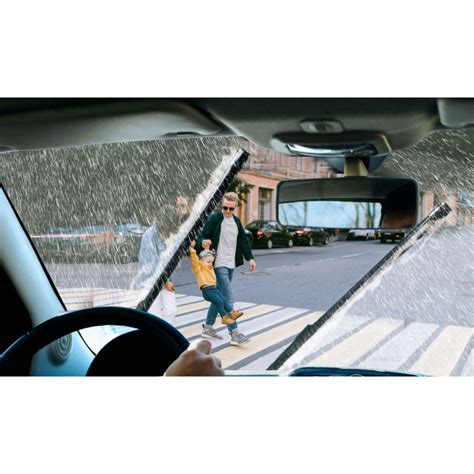 Autó ablaktörlő működés közben