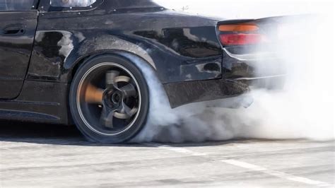 Autó driftelés közben