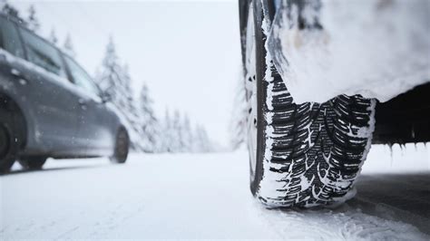 Autó fékezése téli úton