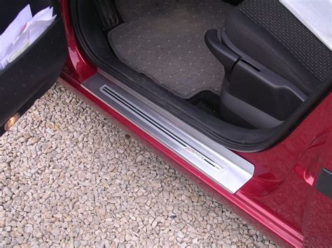 Autó küszöbvédő felszerelése