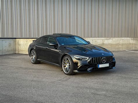 Autó motortere levegőszűrővel