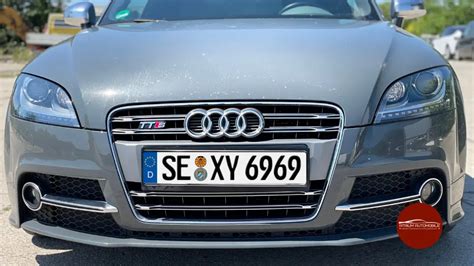 Autó rendszámtáblával