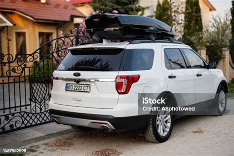 Autó tetőcsomagtartóval