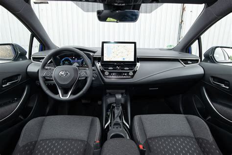 Autókereskedés belső tere