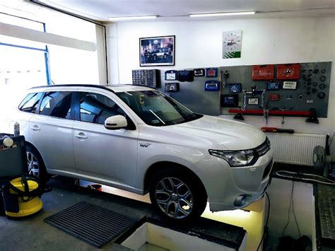 Autószerelő izzót cserél