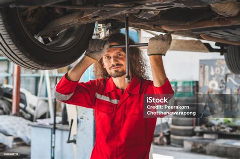 Autószerelő kipufogót javít