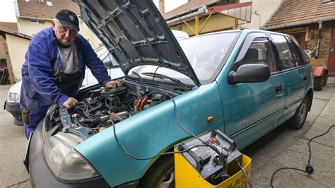 Autószerelő műhelyben dolgozik
