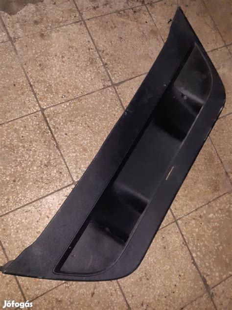 Az alsó szíjvédő burkolat