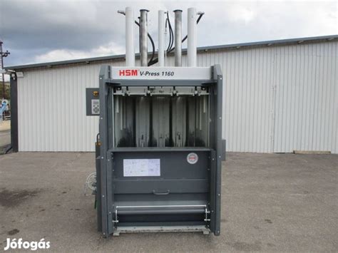 Bálázó gép munka közben