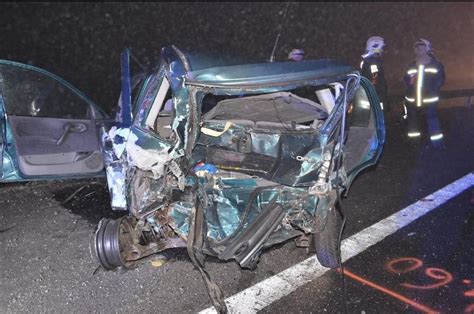 Balesetben szétroncsolódott autó