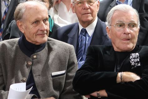 Barényi Béla beszélget a kollégáival egy törésteszt után a sindelfingeni tesztpályán 1967-ben