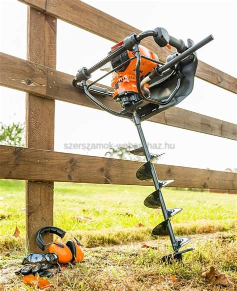 Benzines földfúró használat közben