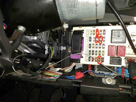 Biztosítékdoboz elhelyezkedése egy autóban