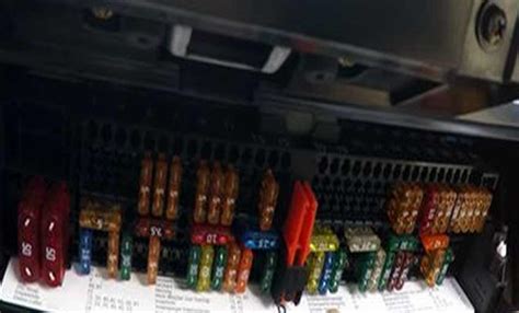 Biztosítéktábla egy autóban