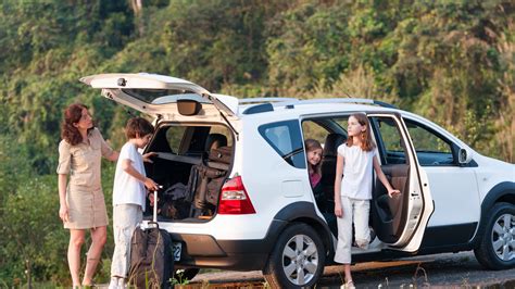 Család utazik autóval, tetőbox-szal