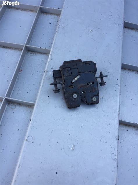 Csomagtérzár alkatrészei