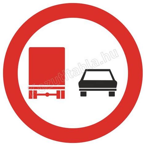 Előzni tilos tábla egy nyomon haladó járművek számára