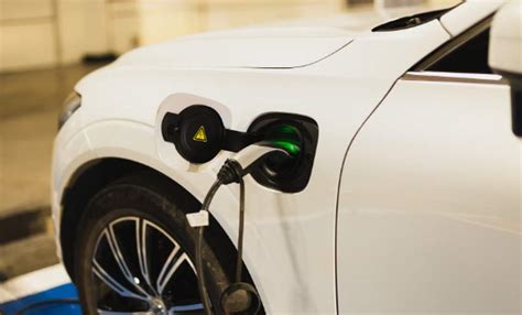 Elektromos autó töltése benzinkúton