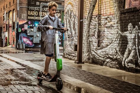 Elektromos roller a városban