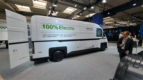 Elektromos teherautó töltése