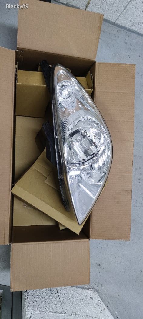 Elhanyagolt és felújított fényszórók összehasonlítása