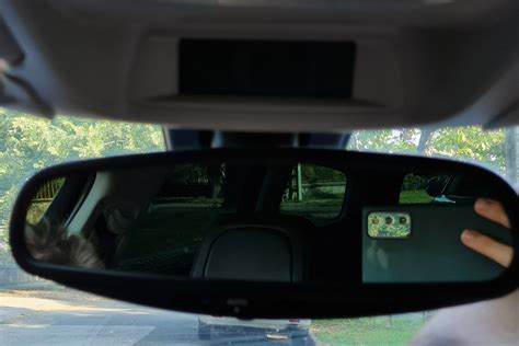 Fényre sötétedő belső visszapillantó tükör működése