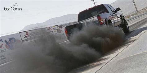 Füstölő autó kipufogója