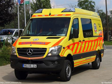 Fehér Mercedes Mentőautó