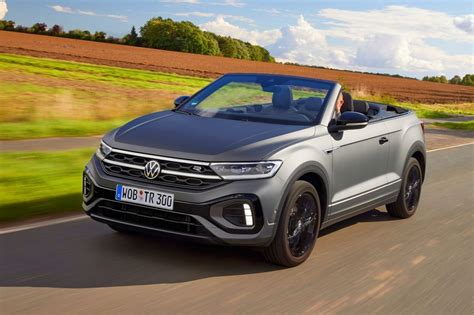 Fekete autó piros felnivel