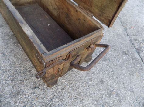 Felújított lőszeres láda