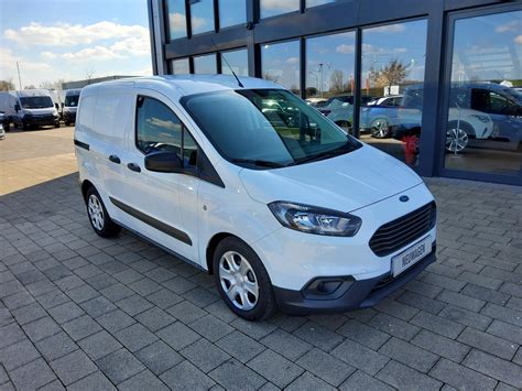 Ford Transit Courier raktér