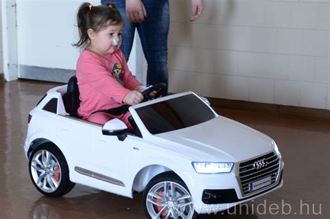 Gyermek elektromos kisautóval játszik