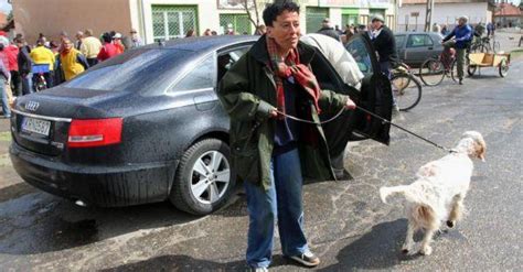 Hegedüs Zsuzsa és Lady kutya egy szegénységgel sújtott kelet-magyarországi régióban