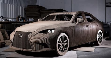 Kartonból készült autó