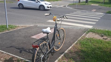 Kerékpáros és autós egymás mellett