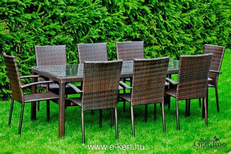 Kerti bútor garnitúra használatban