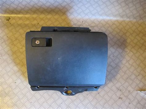 Kesztyűtartó eltávolítása