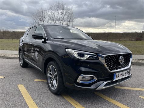 Krómcsíkkal díszített autó