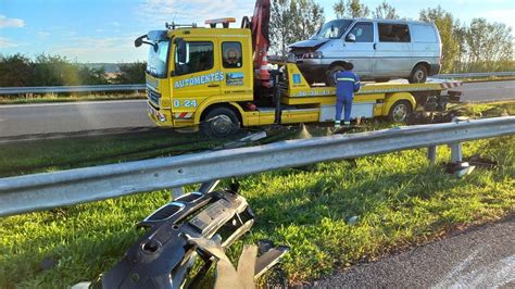 Lerobbant autó az autópályán