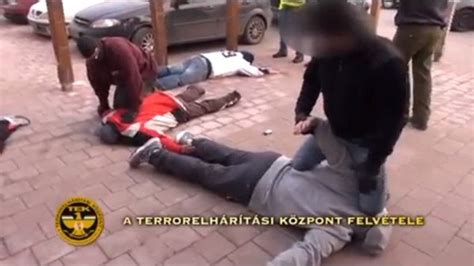 Levált tetőkárpit egy autóban