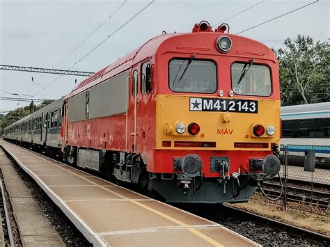 MÁV vasúti pálya naplementekor