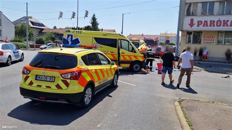 Mentőautó megkülönböztető jelzéssel