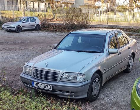 Mercedes C W202 ajtó javítási folyamata