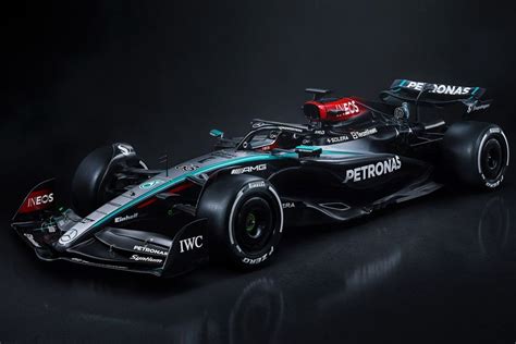 Mercedes F1 autó festése